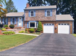 6 Cherry Ln, Barrington, RI 02806