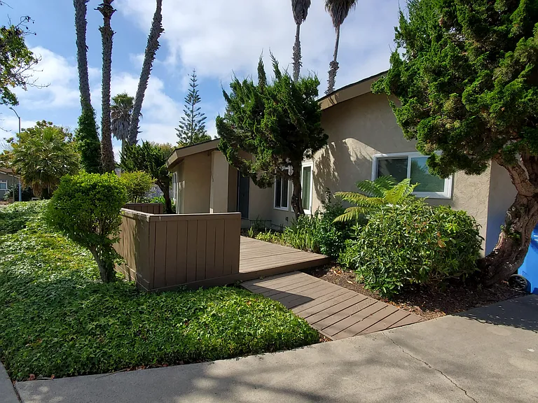 1415 Fairway Dr — Photo 2