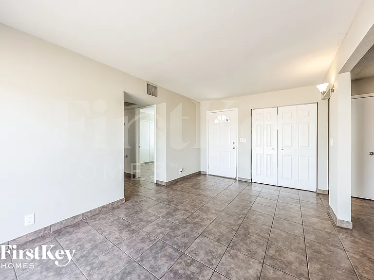 13857 N 48th Ave — Photo 2