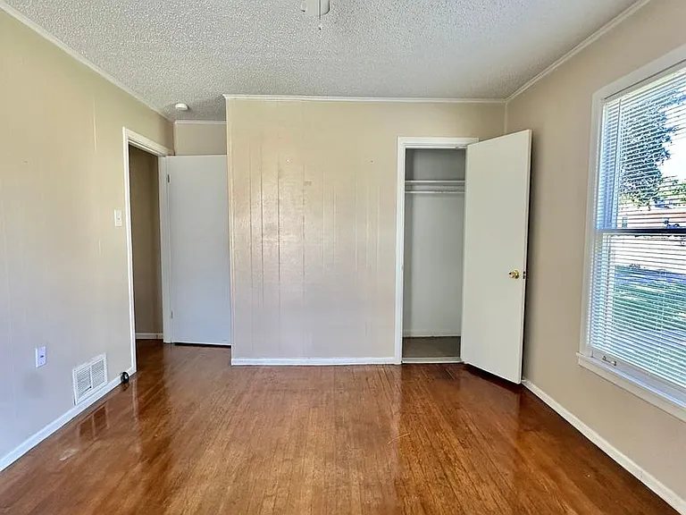 2473 Culver Ave — Photo 15