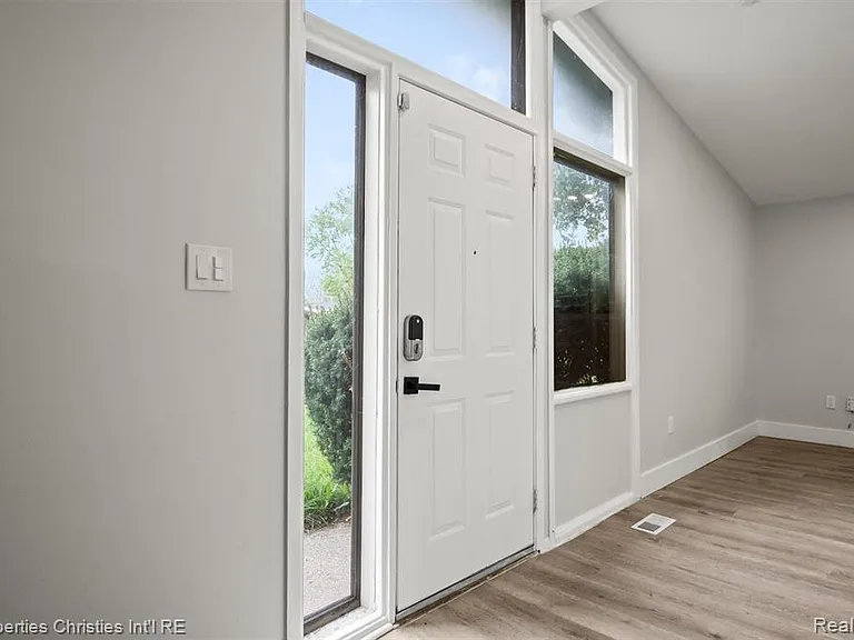 29464 Fairfax St — Photo 4