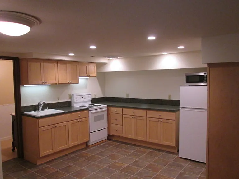 1952 Thorndyke Ave W — Photo 2