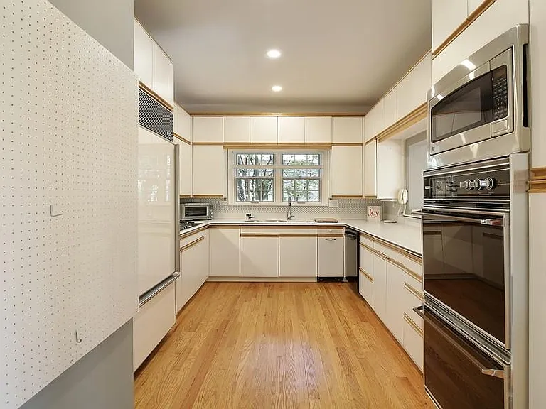 1100 Crescent Ln — Photo 13