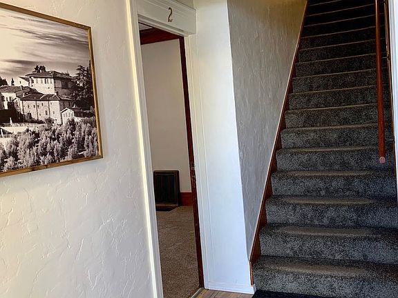 4th image of 424 E 1st St APT 2
