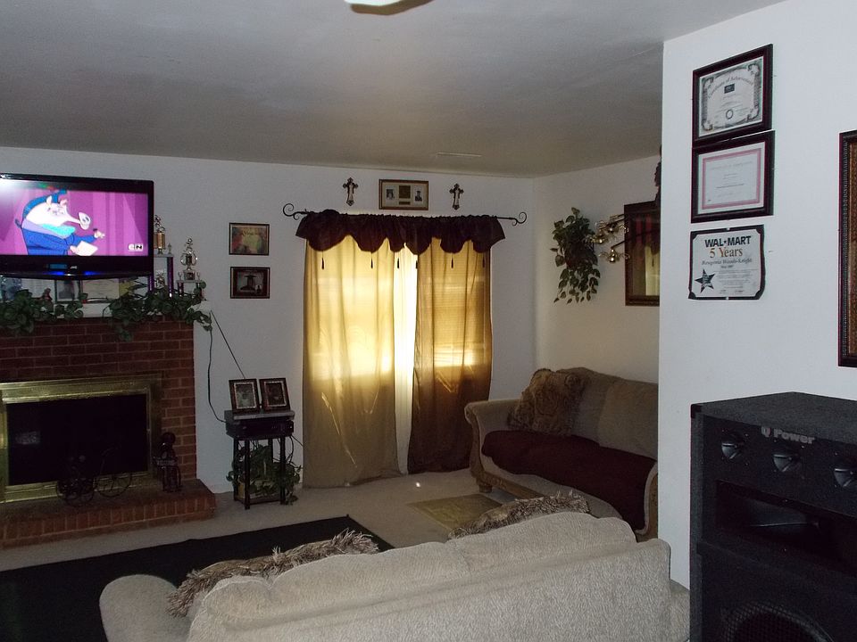 Living area w/frpl -gas logs