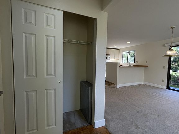 1st Fl: Entry
