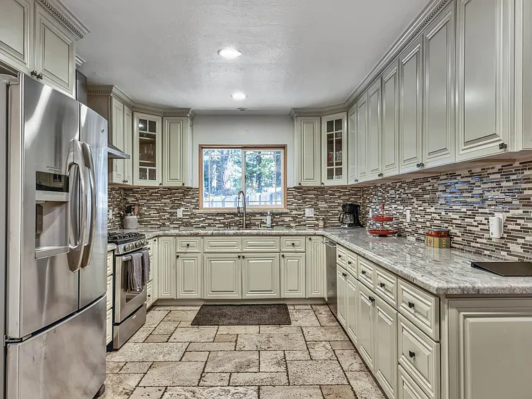 1640 Apache Ave — Photo 14