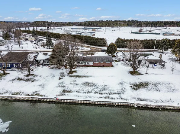 190 Riverside Dr, Cheboygan, MI 49721