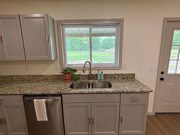 5th image of 213 N Queen Ave