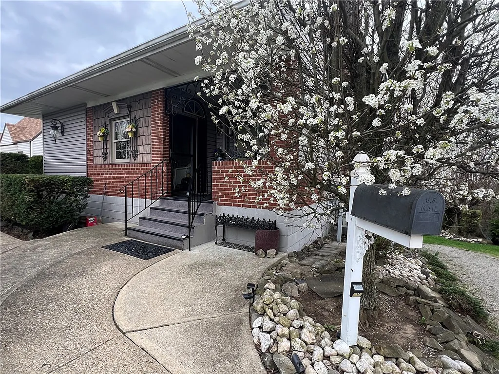 602 Riverview Dr photo 1
