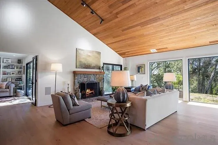5 bed, 3.5 bath, 4300 sqft, $20,000 — Photo 3