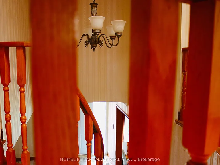 121 Harmonia Cres — Photo 31