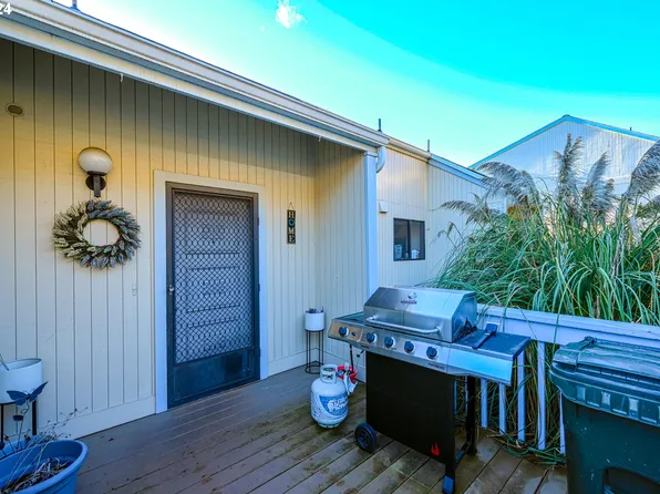 26 NW Mountain View Dr, Roseburg, OR 97471