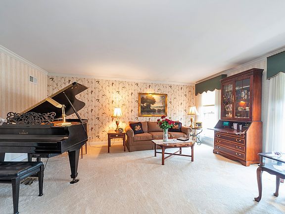 3rd image of 2305 N Drury Ln