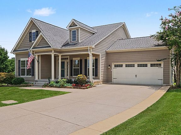 2nd image of 1046 Hemlock Dr