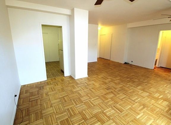 4th image of 9 Fordham Hill Oval APT 4H