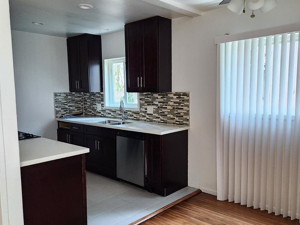KITCHEN & DINNING AREA
