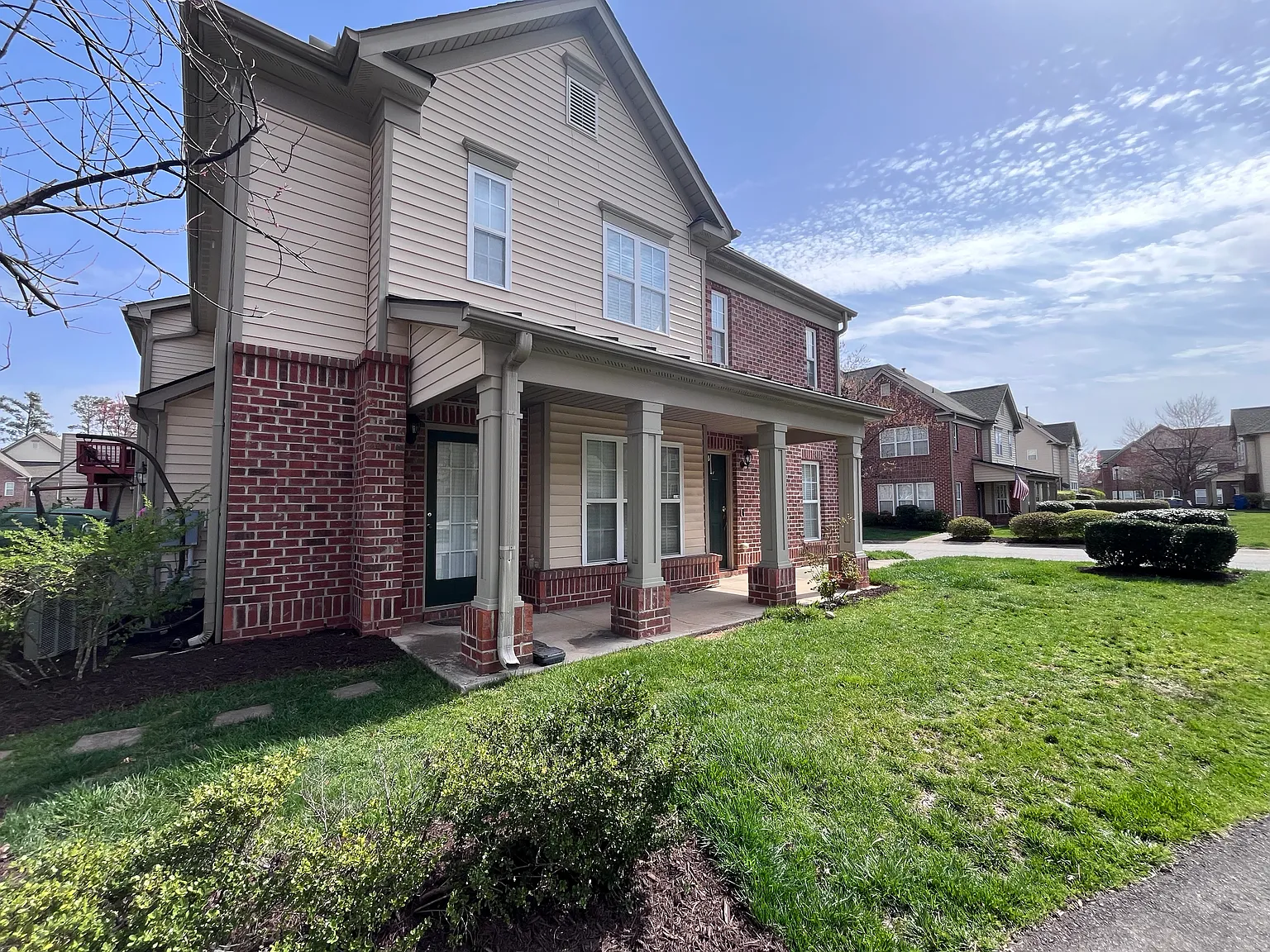 9816 Castain Dr — Photo 2