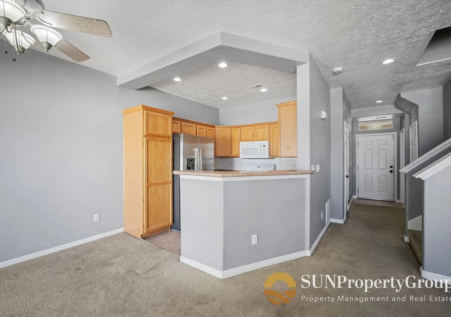 Beautiful Townhome in Excellent West Valley Area — Photo 3