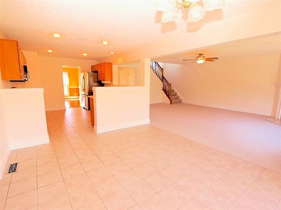 4th image of 618 Coleberry Ct
