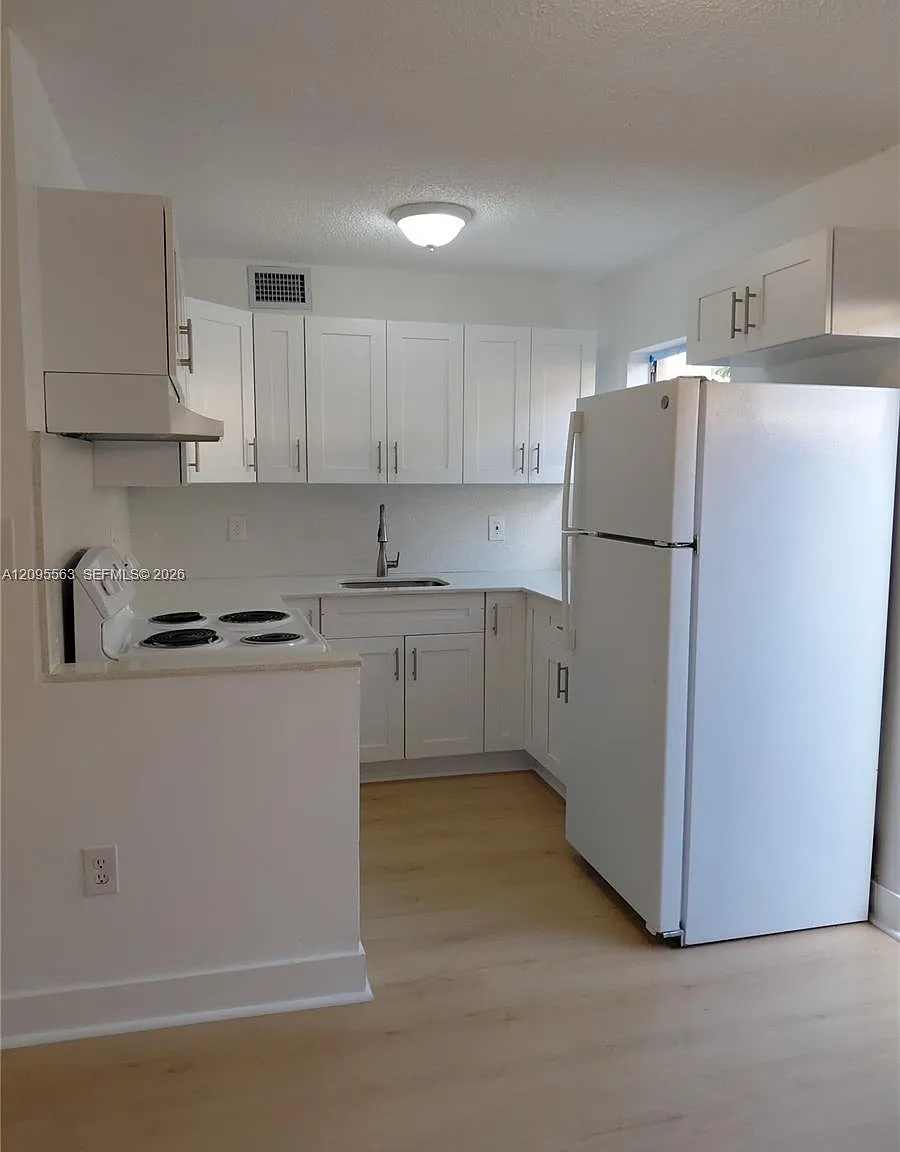 Las Villas Segovia Condo — Photo 2