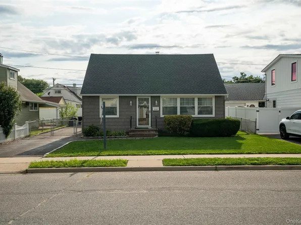 124 Wilfred Boulevard, Hicksville, NY 11801