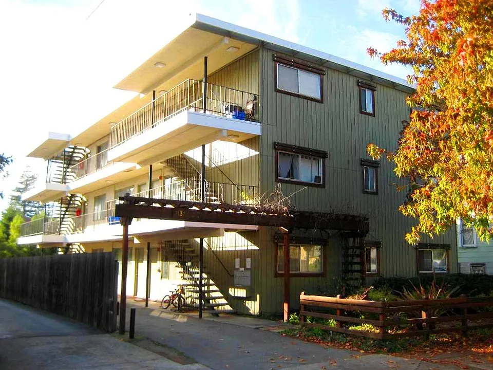 2132 Roosevelt Ave