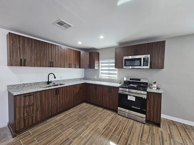 661 Jervis Dr #2 — Photo 5