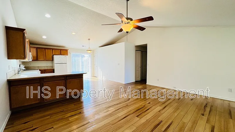 3 bed, 2.0 bath, 1200 sqft, $1,995 — Photo 4