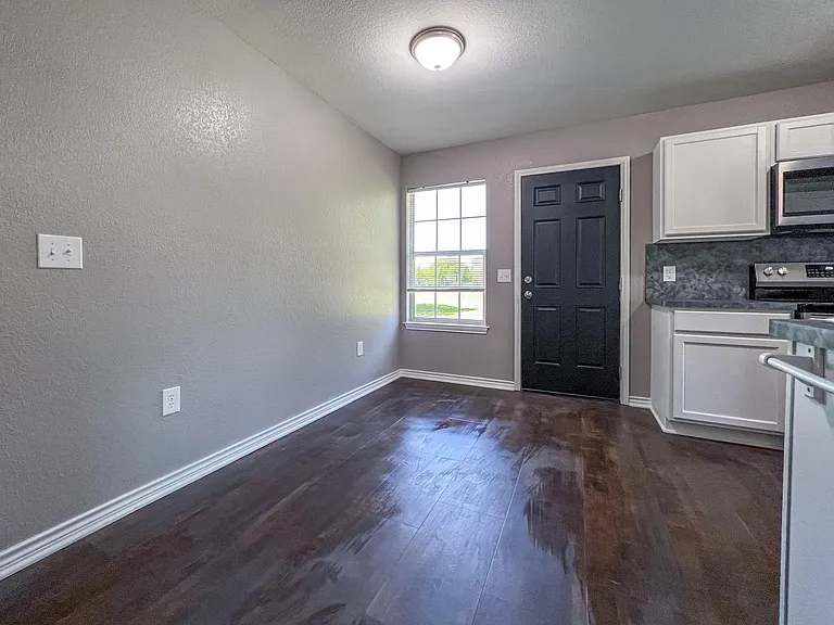 213 N Ave E — Photo 15