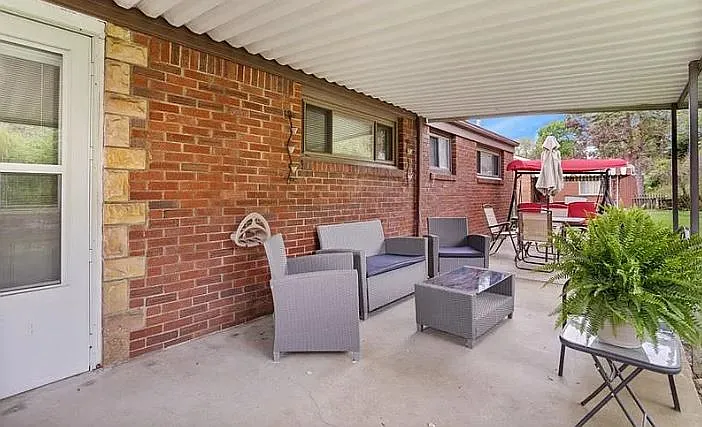 2320 Crestview Rd — Photo 3