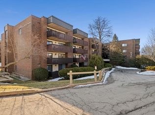 650 Whitney Ct APT 211, Gurnee, IL 60031