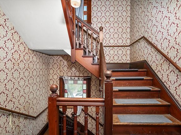 2nd image of 60 Esther St