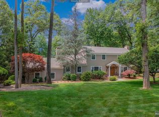 828 Pueblo Dr, Franklin Lakes, NJ 07417
