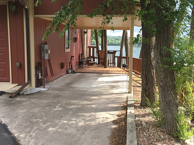 675 Crystal Lake Rd E — Photo 1