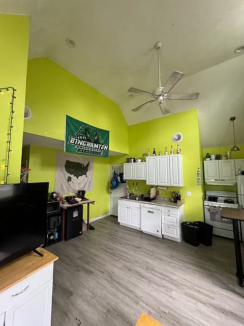 3 bed, 1300 sqft, $1,950 — Photo 2