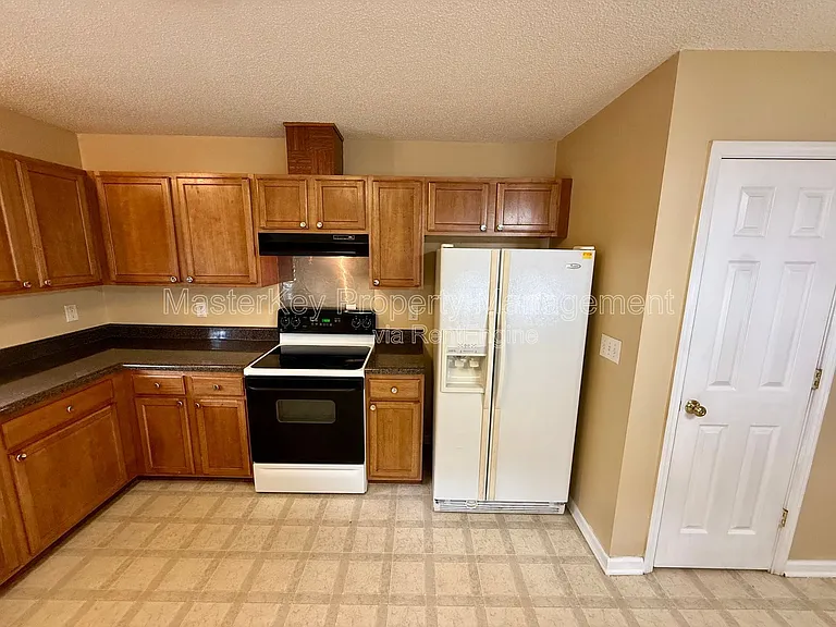 204 W Barbee St — Photo 3