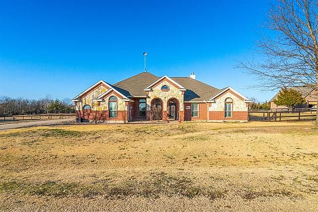 1st image of 2842 Oakwood Dr