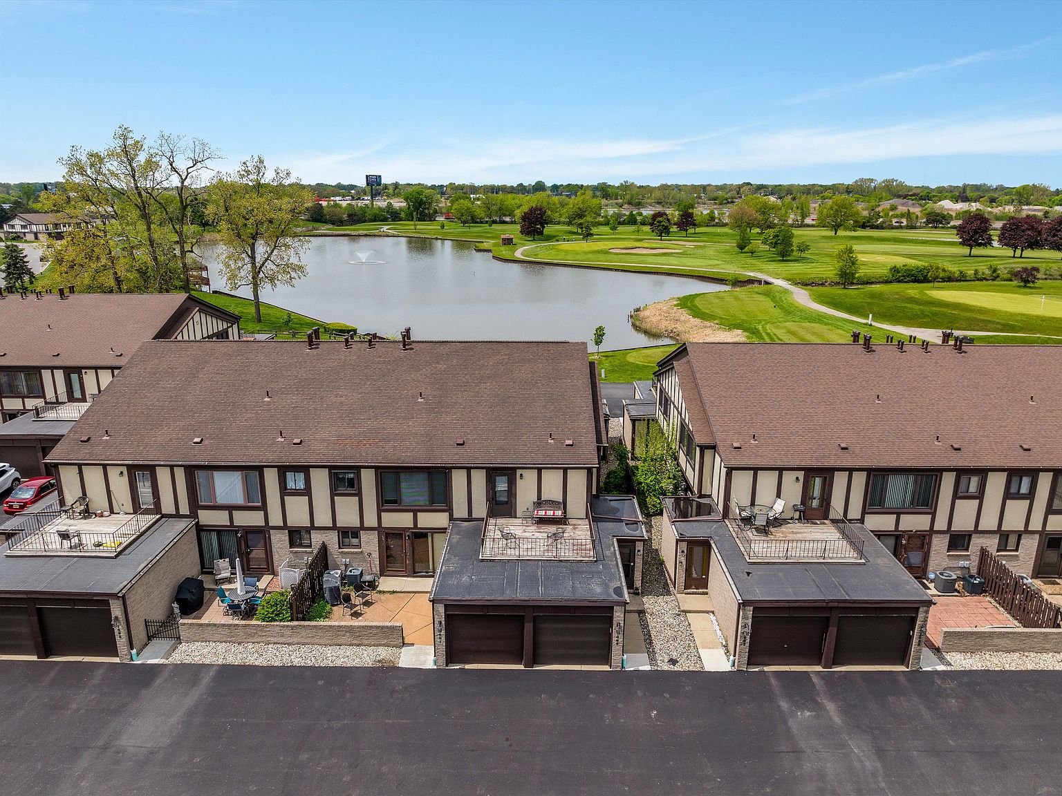 1089 Country Club Dr