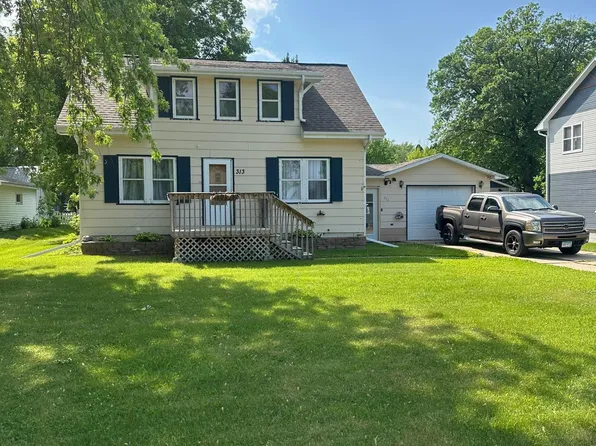 313 Roberts Ave NE, Warroad, MN 56763