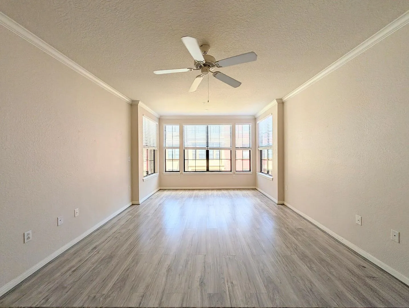 1x1 A2 Sunroom Fully Renovated! must see! — Photo 2