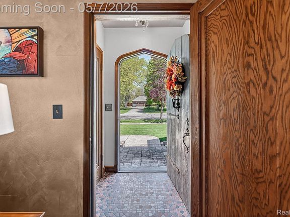 5th image of 123 Riddle St