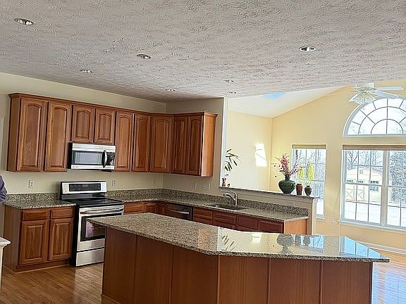 Kitchen open w/ family room