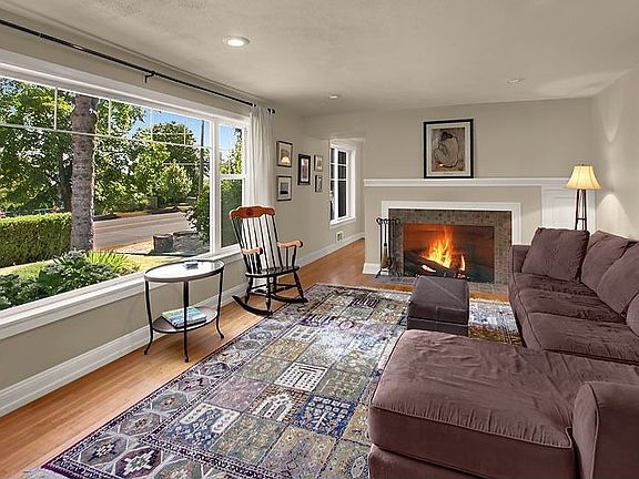 Spacious liviingroom with narrow gauge hardwoods
