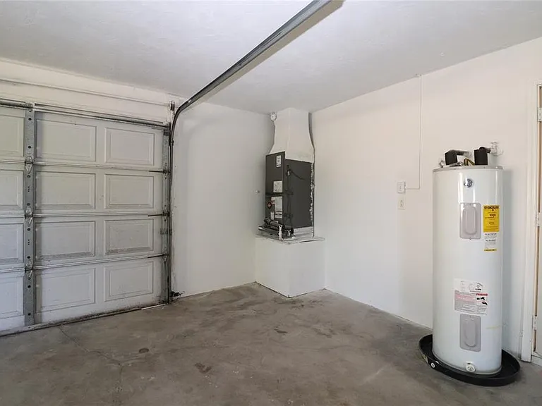 907 Primrose Ter — Photo 16