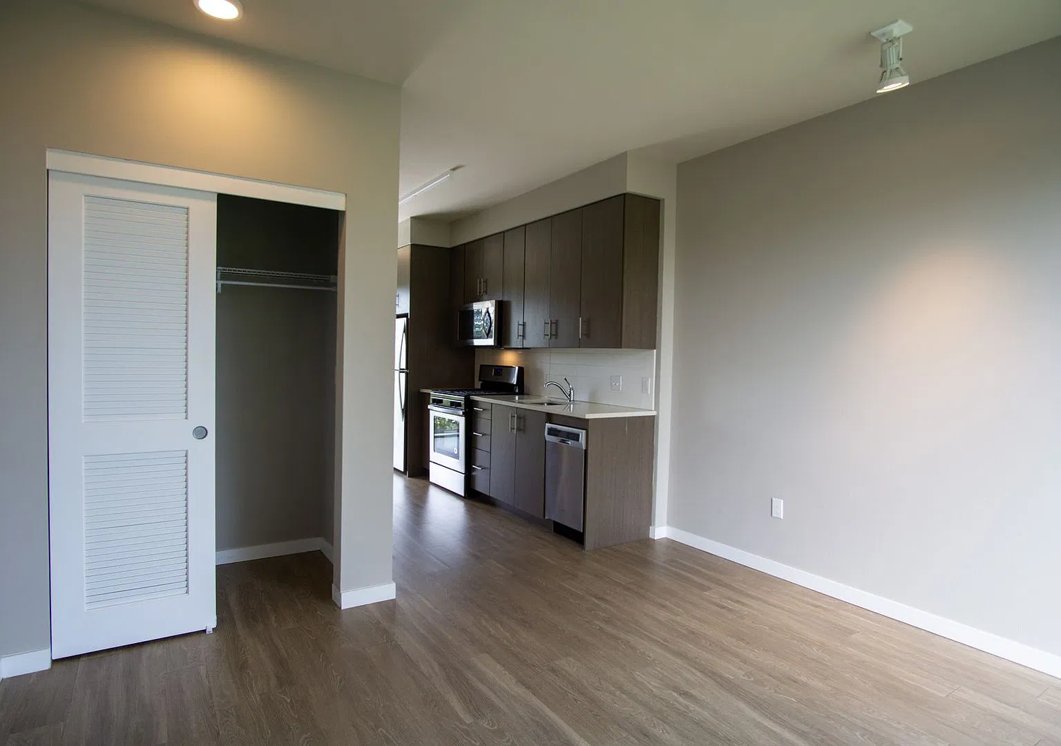 Top Floor Modern Studio w/ W&D, D/W, and Condo Finishes! — Photo 4