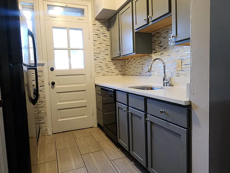 1042 Sanford Ave — Photo 1