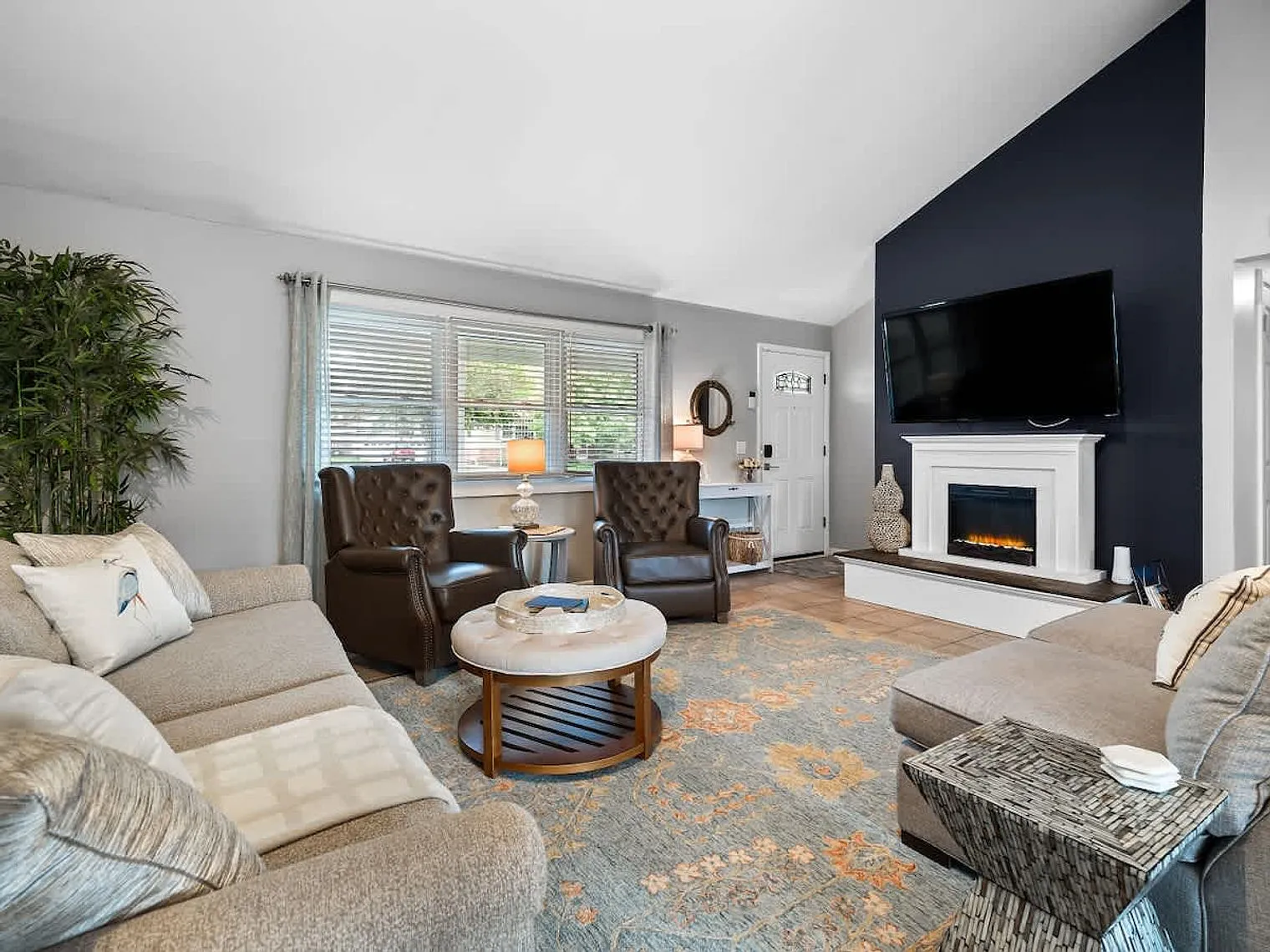 3 bed, 1.0 bath, 1140 sqft, $4,176 — Photo 2
