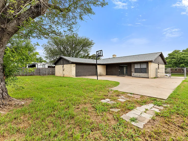 228 Laredo Dr — Photo 15