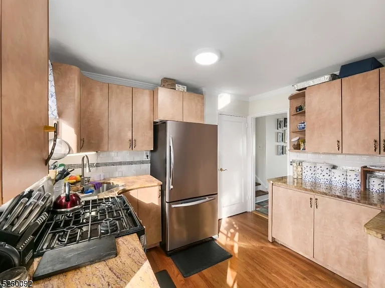135 Hawthorne Ave — Photo 8